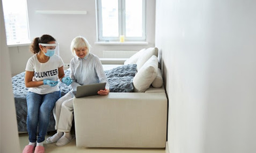 Nitrile Examination Glove Application in Senior Care